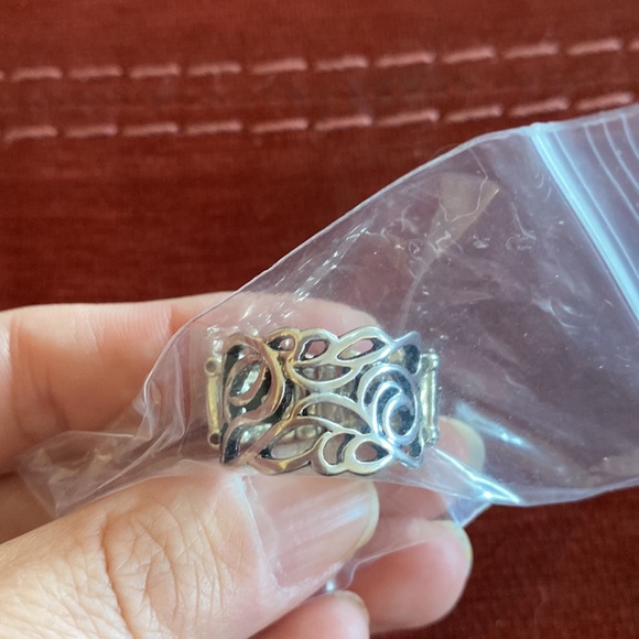 3/$15 🌟 🆕Paparazzi: Ivy Leaguer - Silver Ring - Picture 3 of 3